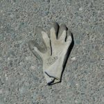 Handschuhe findet man überall auf den Pannenstreifen, selten aber ein Paar