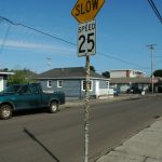 Strassenschild mit Kaugummi in Seaside, OR