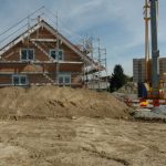 Das Nachbarhaus, jetzt schon mit Dach und Fenster