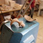 Schubladenknauf und kleiner Löffel