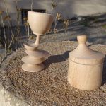 Eierbecher und kleine Dose